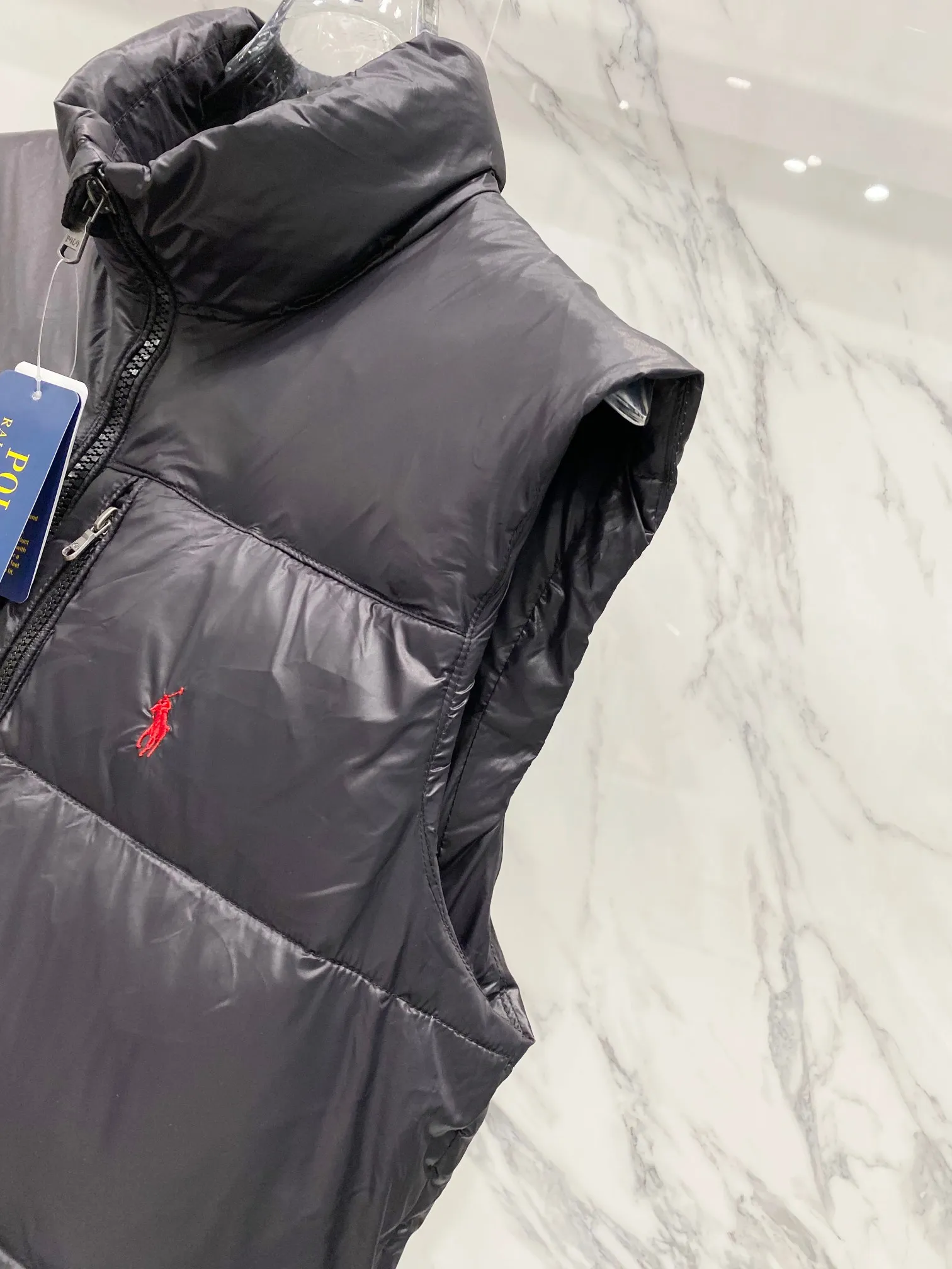 P520 Ralph Lauren/Ralph Lauren Men's Classic Pocket Zipper Waterproof Down Vest [Top Version] - - Accessories: Original tag washable label + electroplated YK zipper logo Customized Ralph Lauren zipper - Full set of accessories - The same style can be used by men and women Color: Black, Navy Blue, Black Glossy